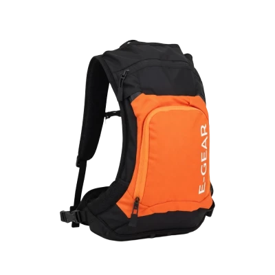 Рюкзак-гидратор E Gear 12L Черно-оранжевый Ищете способ удобно перевозить запас воды и инструменты на треке? Рюкзак E Gear 12L закроет эту потребность, предлагая райдерам идеальный баланс отличной вместительности, комфорта и честной цены.
Рюкзак E Gear 12L — ваш функциональный и яркий спутник для активного эндуро.