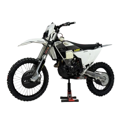 Мотоцикл AJERRA JOKER C10 YBS Затрудняетесь выбрать мотоцикл, который одинаково хорошо покажет себя на грунтовых дорогах и в условиях жёсткого бездорожья? AJERRA JOKER C10 YBS — эндуро для любителей, который сочетает надёжность конструкции, достойную динамику и доступную цену. Главное преимущество модели — сбалансированные характеристики для активного катания и неприхотливость в эксплуатации.

AJERRA JOKER C10 YBS идеален для райдеров с начальным и средним опытом, которые хотят получить надёжный эндуро для регулярных поездок. Купите его — и покоряйте новые маршруты без лишних забот!
