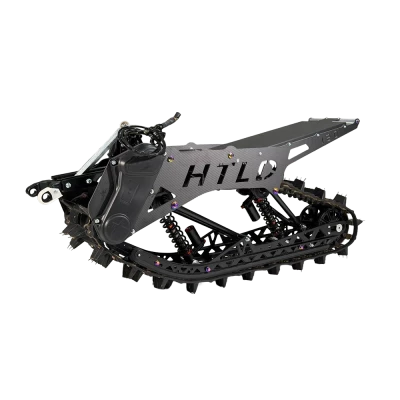 Карбоновый гусеничный комплект HTLD 120 ​Хотите превратить свой эндуро мотоцикл во всесезонный вездеход без покупки снегохода? Карбоновый гусеничный комплект HTLD 120 подойдёт владельцам внедорожной техники, охотникам, рыбакам и любителям зимнего бездорожья. Главное преимущество — сочетание высокой проходимости и сниженного веса за счёт карбоновых элементов, плюс понятная установка без необратимых доработок рамы.

HTLD 120 с карбоновыми компонентами идеален для тех, кто хочет расширить сезон эксплуатации мотоцикла  и получить предсказуемую проходимость на снегу и бездорожье. Итог покупки — готовый к установке комплект с поддержкой специалистов Мотоклуба.